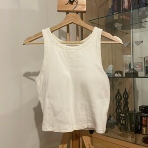 Uniqlo
Size M
White 
Tank top